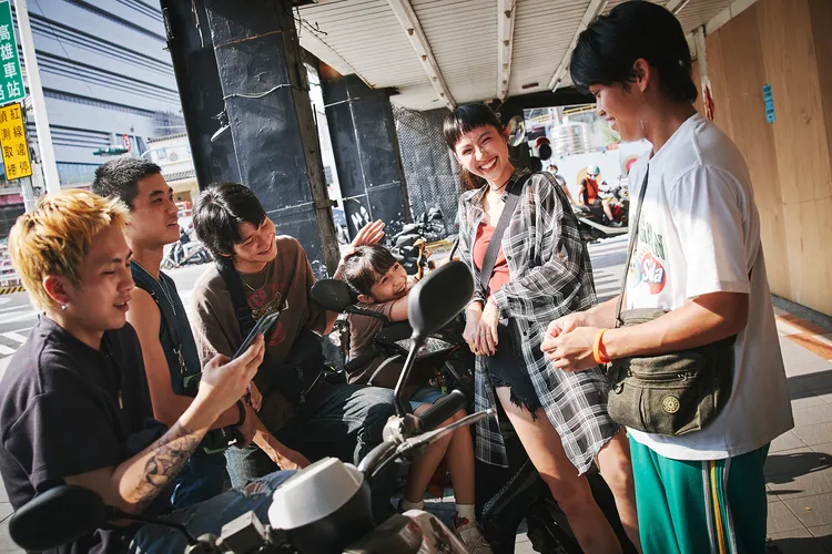 巫建和（左起）、潘親御、黃聖球、陳昭妃、黃湘婷及鍾家駿大銀幕一起使壞。好勁影業有限公司提供