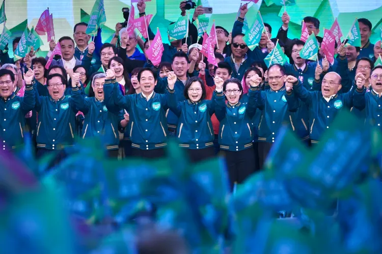 蔡英文拉起賴清德、蕭美琴的手高喊凍蒜。林林攝