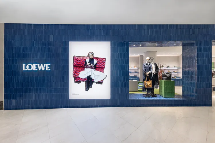 LOEWE微風廣場專門店店面以布魯冰川藍瓷磚呈現。品牌提供