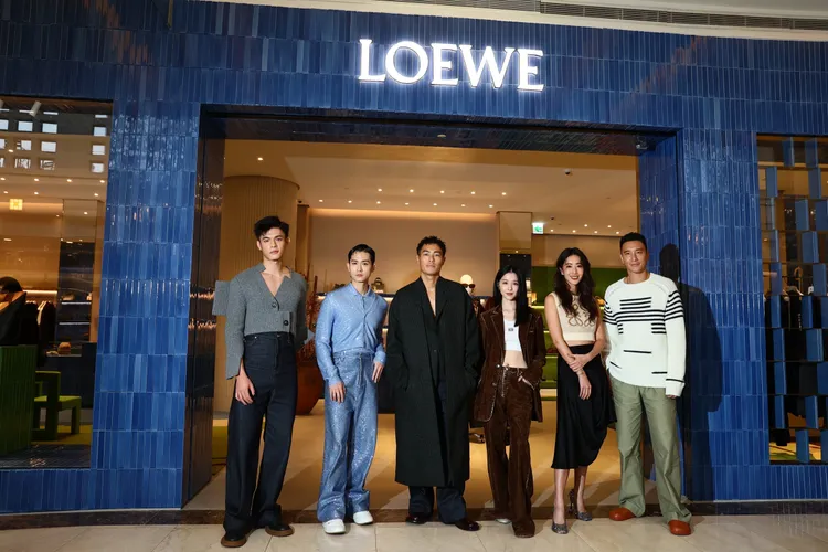 邱以太（左起）、石知田、楊祐寧、邵雨薇、隋棠和王陽明一同力挺LOEWE。彭欣偉攝