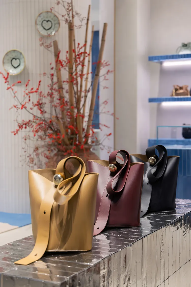 LOEWE展出全新包款。品牌提供