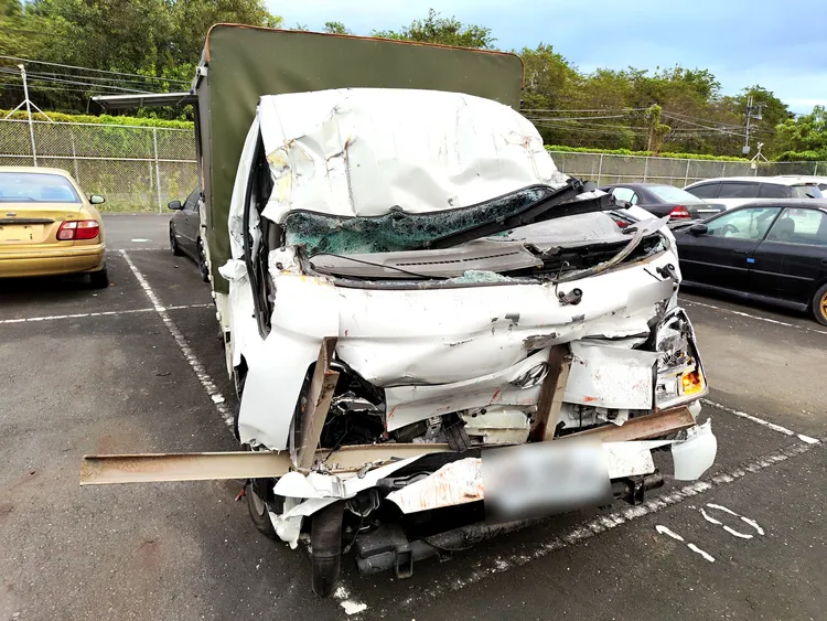 小貨車駕駛追撞砂石車，車頭全毀。翻攝國道公路警察局