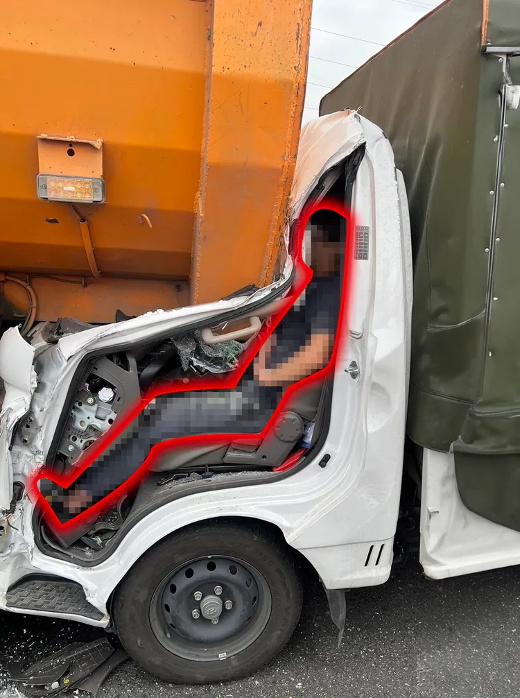 小貨車駕駛追撞砂石車，袁姓駕駛剛好卡到動彈不得。翻攝國道公路警察局