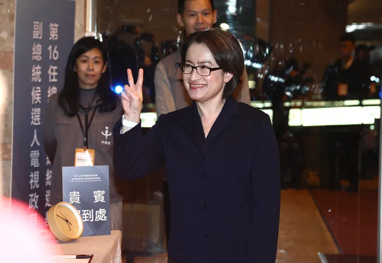 蕭美琴比出2號手勢。彭欣偉攝