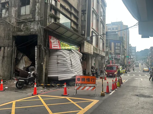 基隆待售老屋坍塌！「2樓直墜成1樓」壓損3台機車　現場畫面曝光