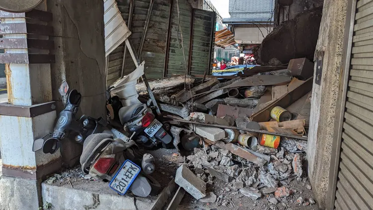 3輛機車遭瓦礫壓毀。翻攝照片