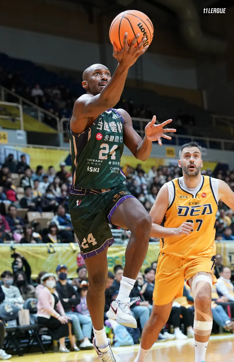 克羅馬(左)。T1聯盟