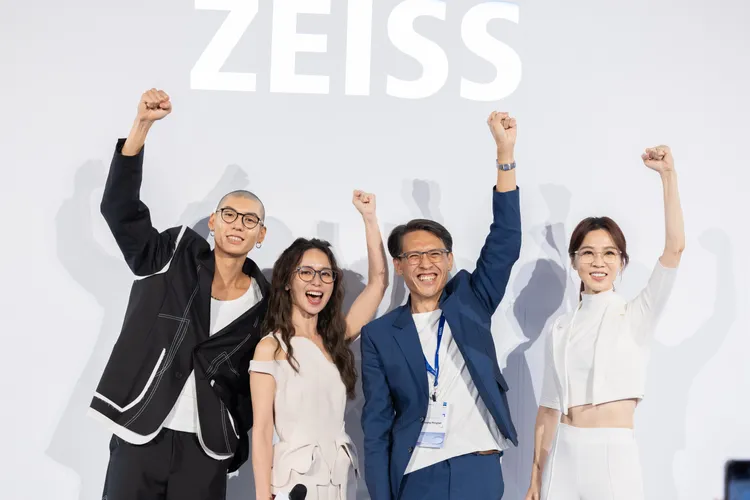 杜威（左一）代言眼鏡鏡框，與金馬影后謝盈萱（右一）同框對戲。丹藍國際提供