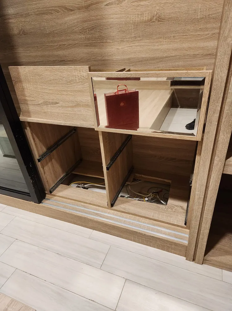 網友問「什麼樣的衣櫃死角可以害死貓？」原PO分享衣櫃照片。翻攝《買房知識家 A你的Q中》社團