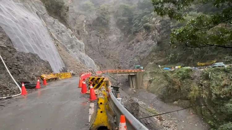 投85線平靜橋路段交通中斷。仁愛鄉公所提供