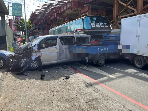 遊覽車司機未注意車前狀況釀禍 6車連環撞1傷