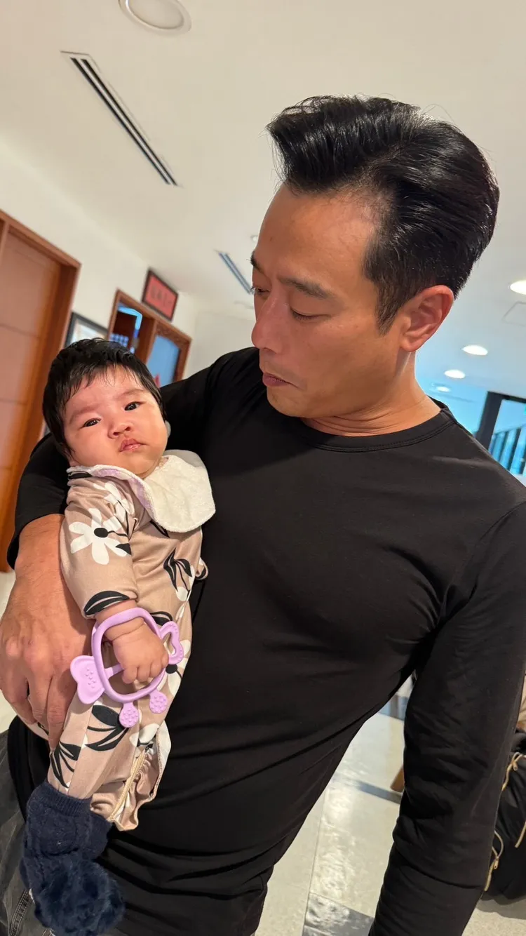 林佑星前天下午抱著阿朵到三立拍戲。彭欣偉攝