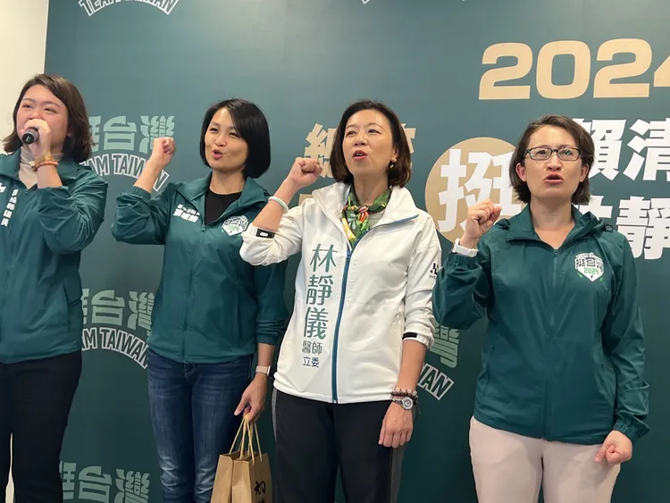 蕭美琴上午到台中陪同林靜儀車隊掃街，行前高喊「凍蒜」。鮮明攝