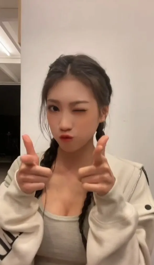 angel芊 IG擁有37萬粉絲。抖音@angel__512 提供