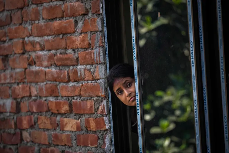 工地附近民眾張望。美聯社