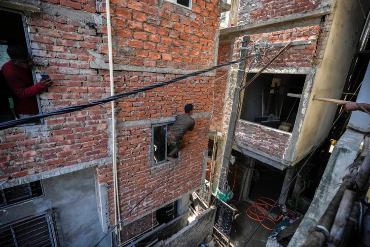 森林巡邏員拼命尋找花豹蹤跡。美聯社