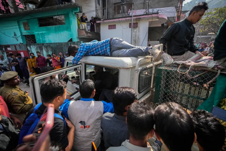 花豹已經上車了，民眾還擠著看。美聯社