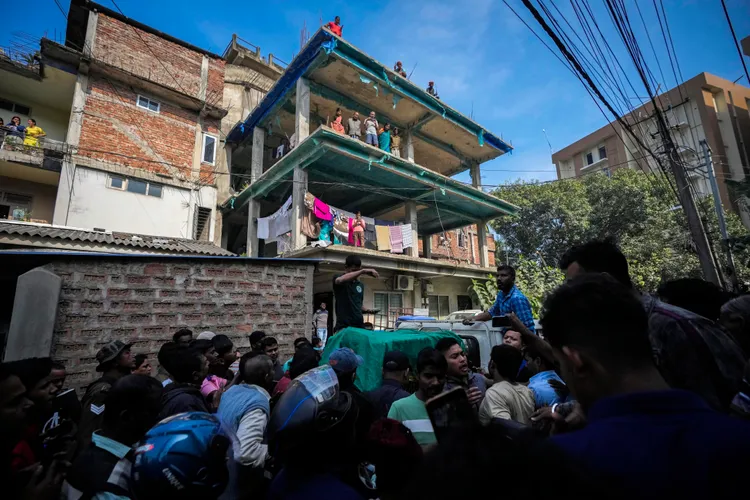 工地附近的民眾聚集，讓花豹更加緊張焦躁、攻擊性更高。美聯社