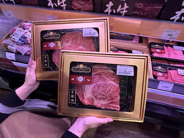 明後兩天(12/27、28)慶開幕和牛買1送1。陳怡文攝