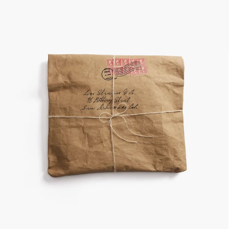 包裝外觀以復古郵件式風格呈現。品牌提供