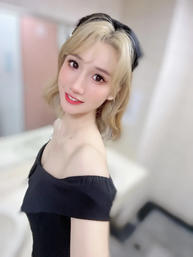 波比有張巴掌臉，皮膚白晰，就算素顏都清麗無比。