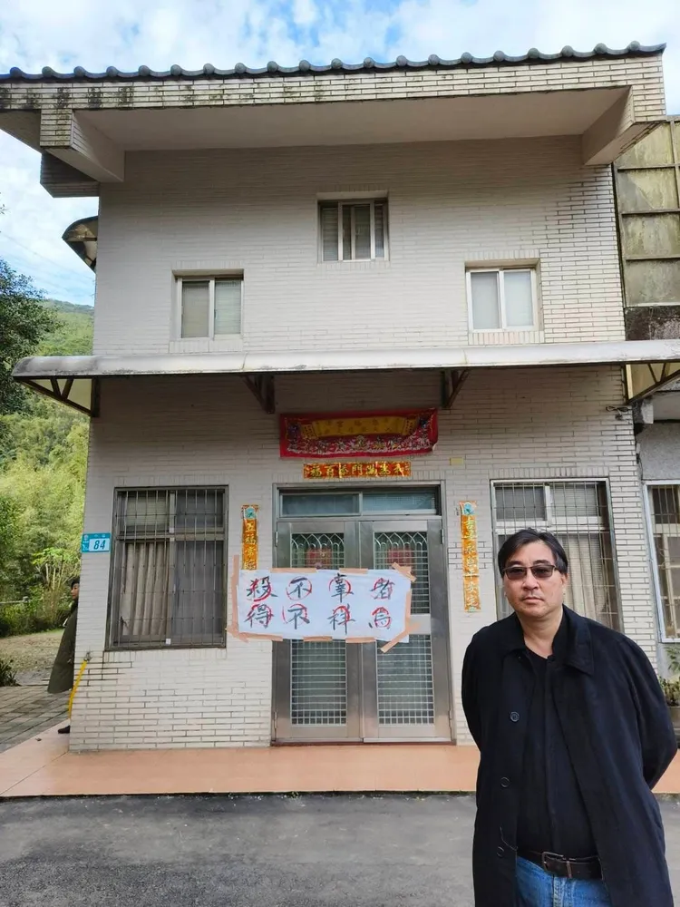 反台南鐵路東移自救會長陳致曉26日到賴清德萬里老家貼抗議布條，寫著「殺不辜者，得不祥焉」。翻攝陳致曉臉書