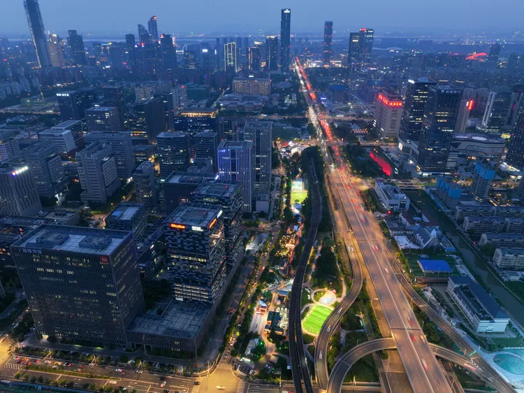 中國南京，建鄴區西城夜未央街區。新華社