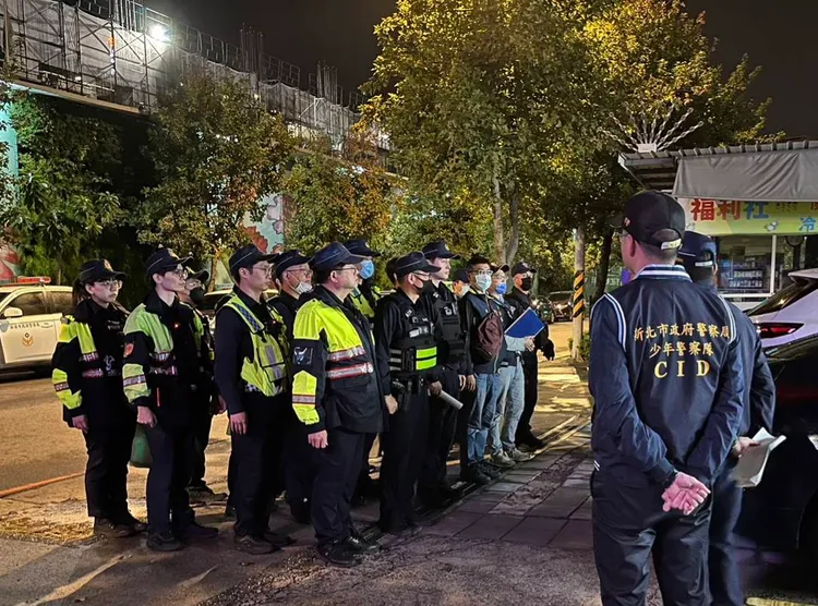 警方動員進行臨檢。翻攝畫面