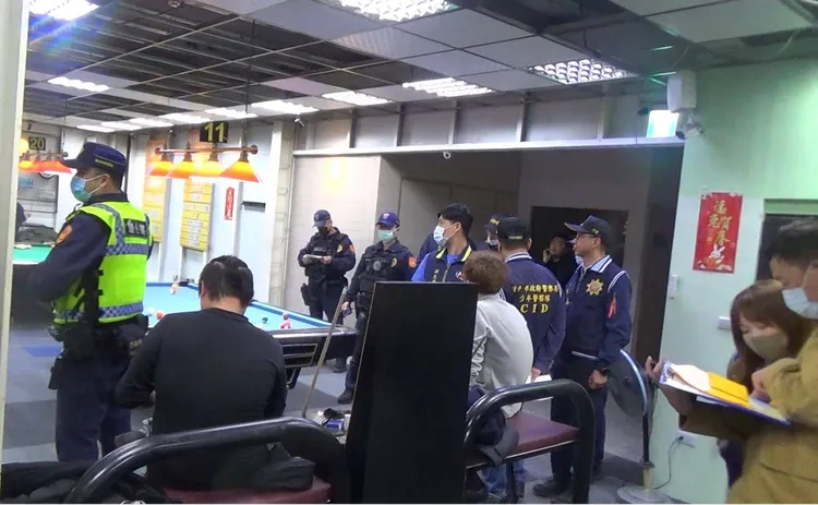 警方到撞球館臨檢。翻攝畫面