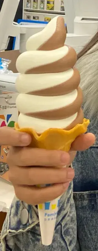 還有另一名網友也分享自己拿到超完美的霜淇淋，並寫道：「完美的五圈。」