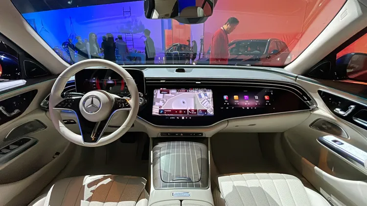 MBUX Superscreen 寬幅螢幕是全新 E-Class 一大亮點，從中控台延伸至副駕駛座前方的超大觸控玻璃螢幕，搭配貫穿冷氣出風口造型的全景式內裝照明燈條，強化整體座艙科技氛圍。林浩昇攝