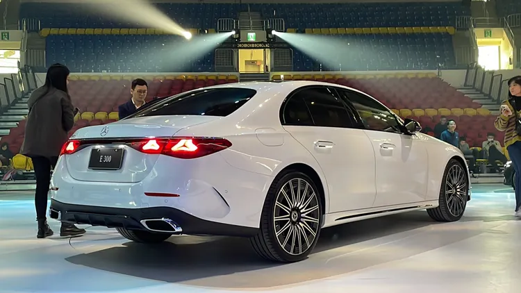 全新 E-Class 以經典的三廂式轎車造型，經過空氣力學短前懸與長車頭的比例，及從前軸至 A 柱向後延展的線條，散發從容大器氣勢。林浩昇攝