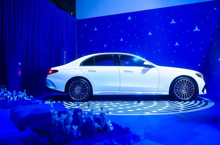 動力方面，採用 2.0升直4渦輪引擎，搭配新一代 48V 高效輕油電系統 (ISG)，分別在 E 200 車型上提供最高輸出 204 (+23) hp/320 Nm，以及 E 300 車型 258 (+23) hp/400 Nm的最大輸出。業者提供