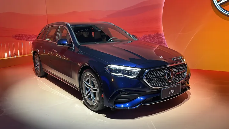 全新 E-Class Estate 旅行車在轎車版本的優雅氣息外，透過 C 柱向後延伸且類斜背設計，增添了更強烈的運動氛圍。林浩昇攝