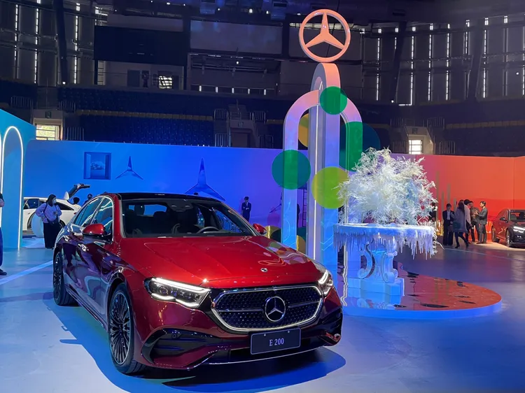 引擎蓋上的肌理線條、車側的立體腰線與 C 柱至車尾的曲線，強化全新 E-Class 運動氣息。林浩昇攝