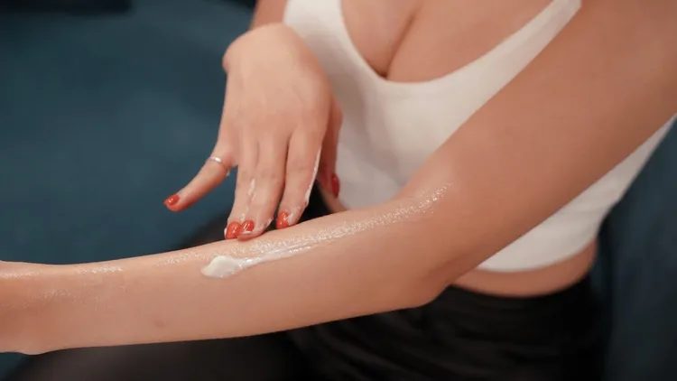 低溫導致汗腺分泌較少，而空氣濕度下降， 就形成肌膚表面的乾燥。資料照