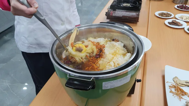 高麗菜屬平性，體質燥熱者可以把高麗菜換成大白菜。林芳如攝