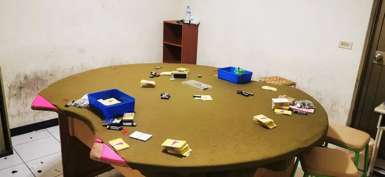 現場除查扣各式賭具外，還尋獲31萬餘元賭資。翻攝照片