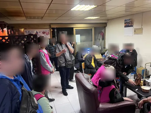 職業賭場藏身基隆民宅!大批警力凌晨發動攻堅 逮22人查獲31萬賭資