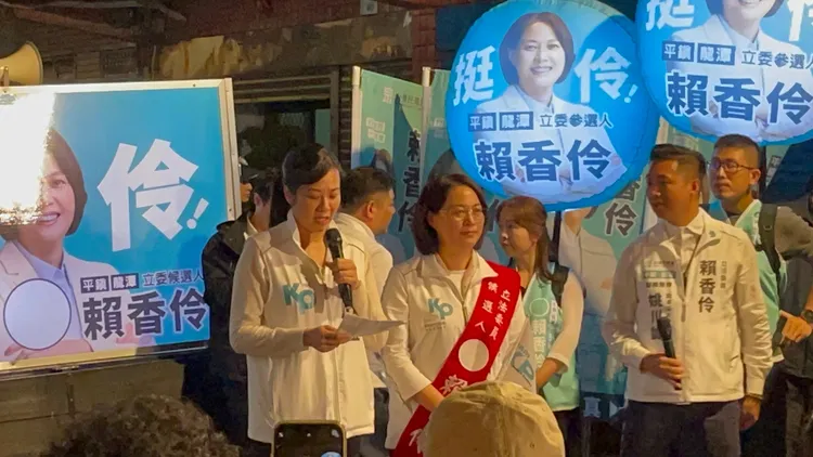 吳欣盈首站台，拿出事先準備的肇記唸稿。張沛森攝