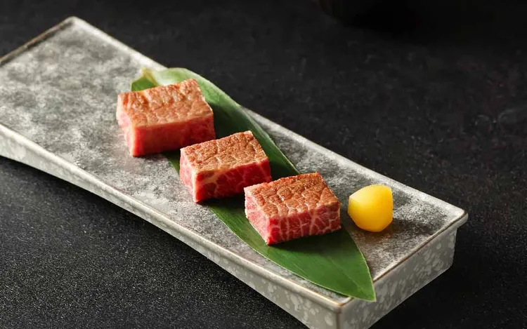 「阪前」以獨門新式料理手法變化出「乾式熟成和牛」。業者提供