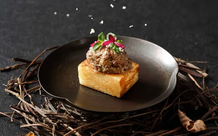 「阪前」新推出的「雪見松露和牛堡」將現刨起司溶在和牛漢堡肉上，香濃得令人難以抗拒。業者提供