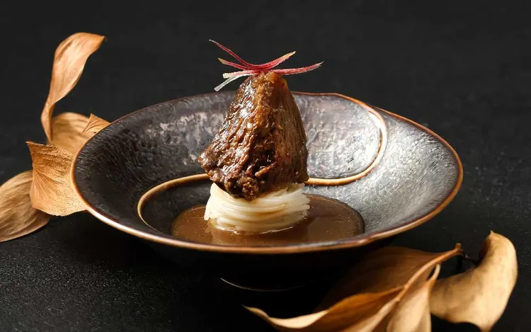 「阪前」將精選和牛頰並與清酒燉煮「茗荷清酒和牛頰」。業者提供