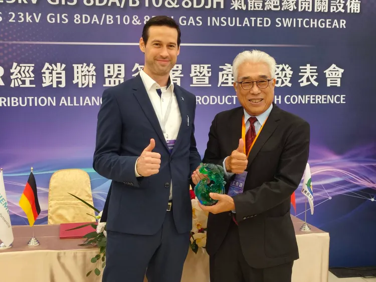 今日維立電機與德商西門子合作，案件使用8DAB 24 TYPE是全國首套環保型氣體開關設備，預計2024年完成安裝。維立電機提供