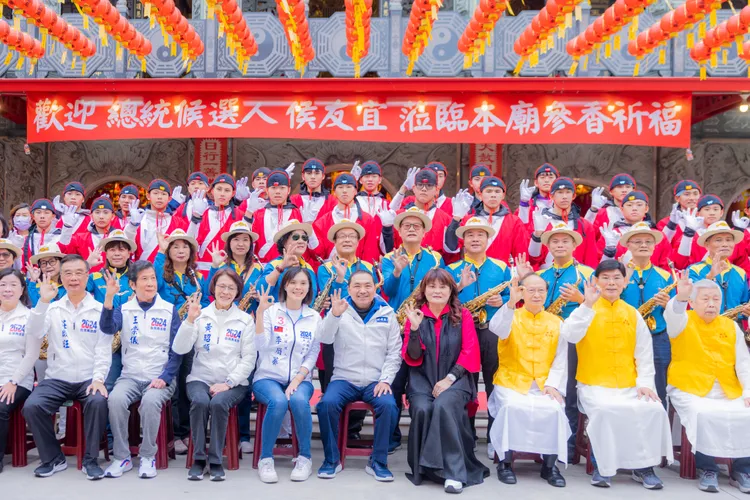 侯友宜今日在高雄車隊掃街。侯總部提供