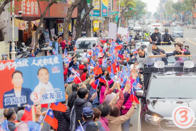侯友宜今日在高雄車隊掃街。侯總部提供