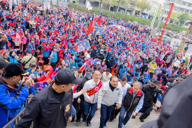 侯友宜今日在高雄車隊掃街。侯總部提供