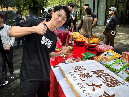 游書庭對鏡「拔槍」超生疏　慘被朋友嘲笑