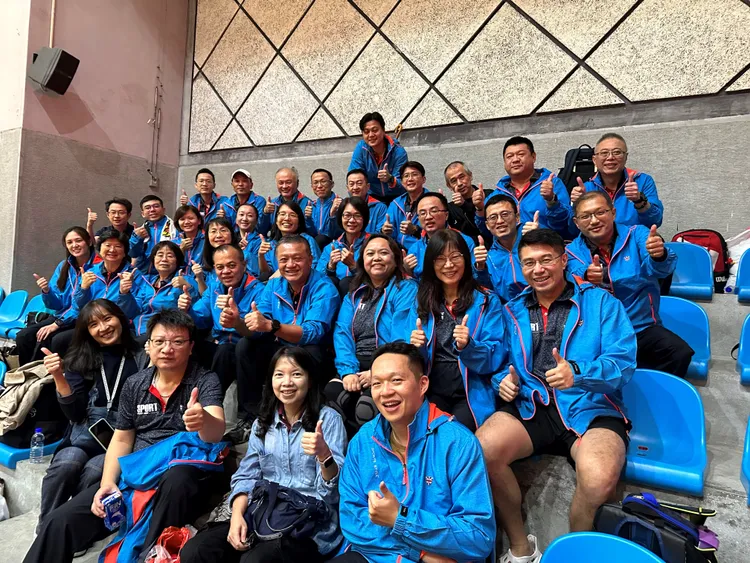 喜愛運動的永豐金證總經理張李章隆領軍30人隊伍奪下證券盃桌球男女雙料冠軍。業者提供