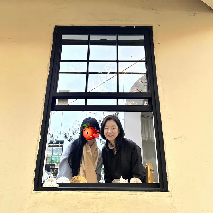 林青霞造訪飾品店，和店員閒聊許久，也合照留念。翻攝絕不純飲百利甜_微博